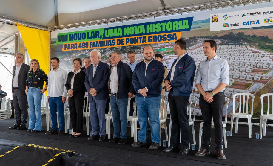 499 famílias de Ponta Grossa recebem chaves da casa própria com apoio do Estado