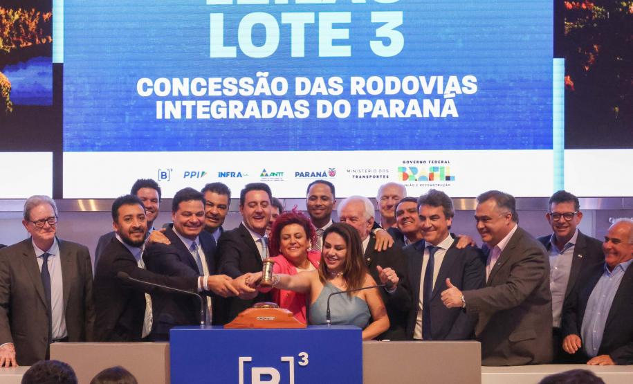 Com desconto de 26,6% em relação ao valor da tarifa de referência estipulada em edital (R$ 0,14596), a CCR S.A foi a vencedora do leilão do Lote 3 do novo pacote de concessões rodoviárias do Paraná, realizado nesta quinta-feira (12), na sede da B3, a Bolsa de Valores do Brasil, em São Paulo. Ele conecta a segunda cidade mais populosa do Estado, Londrina, com Curitiba e o Porto de Paranaguá. Com a proposta, os descontos em relação às antigas tarifas praticadas no trecho, se estivessem vigentes, podem ser de