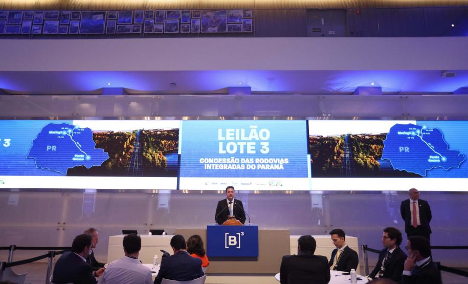 Com desconto de 26,6% em relação ao valor da tarifa de referência estipulada em edital (R$ 0,14596), a CCR S.A foi a vencedora do leilão do Lote 3 do novo pacote de concessões rodoviárias do Paraná, realizado nesta quinta-feira (12), na sede da B3, a Bolsa de Valores do Brasil, em São Paulo. Ele conecta a segunda cidade mais populosa do Estado, Londrina, com Curitiba e o Porto de Paranaguá. Com a proposta, os descontos em relação às antigas tarifas praticadas no trecho, se estivessem vigentes, podem ser de