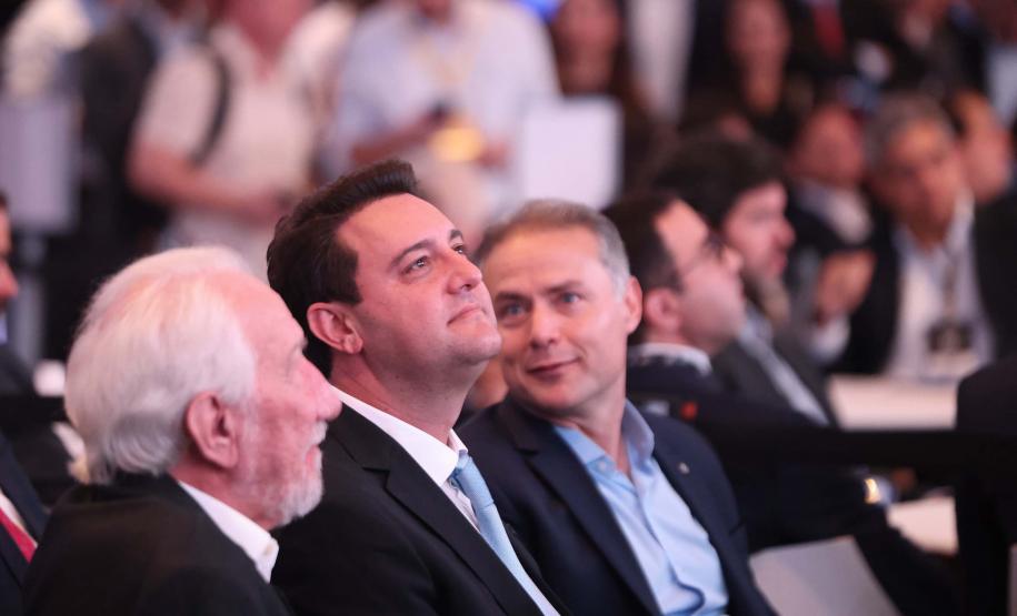 Com desconto de 26,6% em relação ao valor da tarifa de referência estipulada em edital (R$ 0,14596), a CCR S.A foi a vencedora do leilão do Lote 3 do novo pacote de concessões rodoviárias do Paraná, realizado nesta quinta-feira (12), na sede da B3, a Bolsa de Valores do Brasil, em São Paulo. Ele conecta a segunda cidade mais populosa do Estado, Londrina, com Curitiba e o Porto de Paranaguá. Com a proposta, os descontos em relação às antigas tarifas praticadas no trecho, se estivessem vigentes, podem ser de