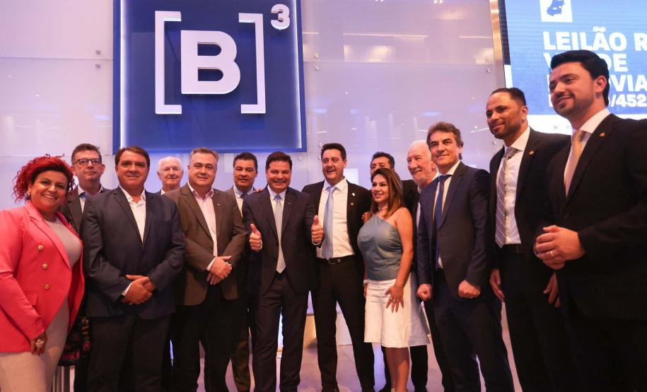 Com desconto de 26,6% em relação ao valor da tarifa de referência estipulada em edital (R$ 0,14596), a CCR S.A foi a vencedora do leilão do Lote 3 do novo pacote de concessões rodoviárias do Paraná, realizado nesta quinta-feira (12), na sede da B3, a Bolsa de Valores do Brasil, em São Paulo. Ele conecta a segunda cidade mais populosa do Estado, Londrina, com Curitiba e o Porto de Paranaguá. Com a proposta, os descontos em relação às antigas tarifas praticadas no trecho, se estivessem vigentes, podem ser de