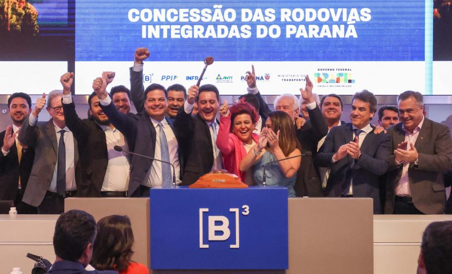 Com desconto de 26,6% em relação ao valor da tarifa de referência estipulada em edital (R$ 0,14596), a CCR S.A foi a vencedora do leilão do Lote 3 do novo pacote de concessões rodoviárias do Paraná, realizado nesta quinta-feira (12), na sede da B3, a Bolsa de Valores do Brasil, em São Paulo. Ele conecta a segunda cidade mais populosa do Estado, Londrina, com Curitiba e o Porto de Paranaguá. Com a proposta, os descontos em relação às antigas tarifas praticadas no trecho, se estivessem vigentes, podem ser de