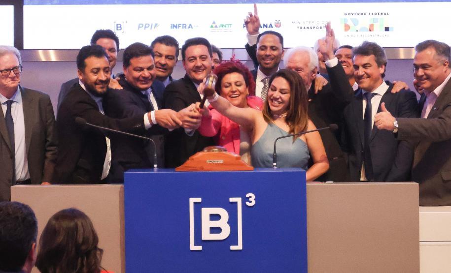 Com desconto de 26,6% em relação ao valor da tarifa de referência estipulada em edital (R$ 0,14596), a CCR S.A foi a vencedora do leilão do Lote 3 do novo pacote de concessões rodoviárias do Paraná, realizado nesta quinta-feira (12), na sede da B3, a Bolsa de Valores do Brasil, em São Paulo. Ele conecta a segunda cidade mais populosa do Estado, Londrina, com Curitiba e o Porto de Paranaguá. Com a proposta, os descontos em relação às antigas tarifas praticadas no trecho, se estivessem vigentes, podem ser de