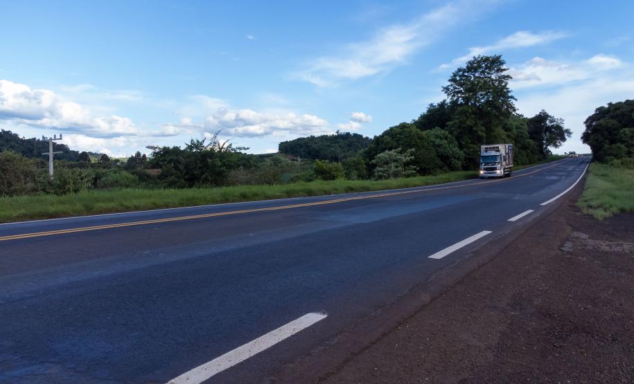A logística do Sudoeste do Paraná vai ganhar um salto em qualidade nos próximos anos. O governador Carlos Massa Ratinho Junior iniciou nesta sexta-feira (13), por Pato Branco, uma extensa agenda voltada à melhoria da infraestrutura da região. Na cidade, ele assinou a ordem de serviço para dar início às obras de revitalização da PRC-280, agora na ligação até Clevelândia, e também lançou o edital para dar continuidade à construção do Contorno Noroeste de Pato Branco. ”Estamos falando de investimentos que pa