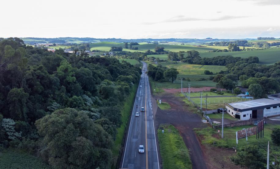A logística do Sudoeste do Paraná vai ganhar um salto em qualidade nos próximos anos. O governador Carlos Massa Ratinho Junior iniciou nesta sexta-feira (13), por Pato Branco, uma extensa agenda voltada à melhoria da infraestrutura da região. Na cidade, ele assinou a ordem de serviço para dar início às obras de revitalização da PRC-280, agora na ligação até Clevelândia, e também lançou o edital para dar continuidade à construção do Contorno Noroeste de Pato Branco. ”Estamos falando de investimentos que pa