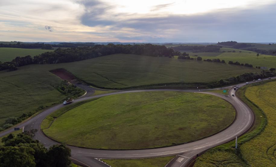 A logística do Sudoeste do Paraná vai ganhar um salto em qualidade nos próximos anos. O governador Carlos Massa Ratinho Junior iniciou nesta sexta-feira (13), por Pato Branco, uma extensa agenda voltada à melhoria da infraestrutura da região. Na cidade, ele assinou a ordem de serviço para dar início às obras de revitalização da PRC-280, agora na ligação até Clevelândia, e também lançou o edital para dar continuidade à construção do Contorno Noroeste de Pato Branco. ”Estamos falando de investimentos que pa