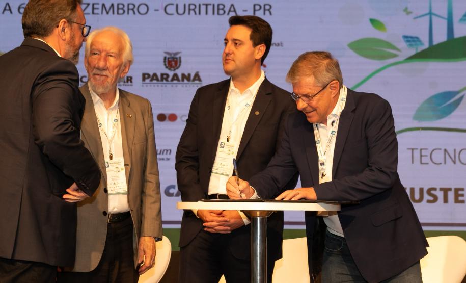 R$ 1,7 bilhão: Paraná firma convênio com BID e Caixa para novas fases do Casa Fácil