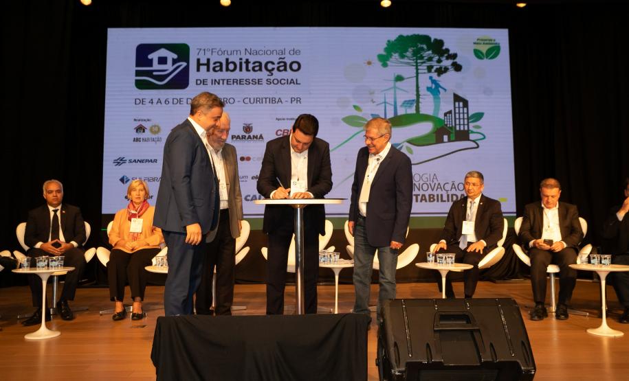 R$ 1,7 bilhão: Paraná firma convênio com BID e Caixa para novas fases do Casa Fácil