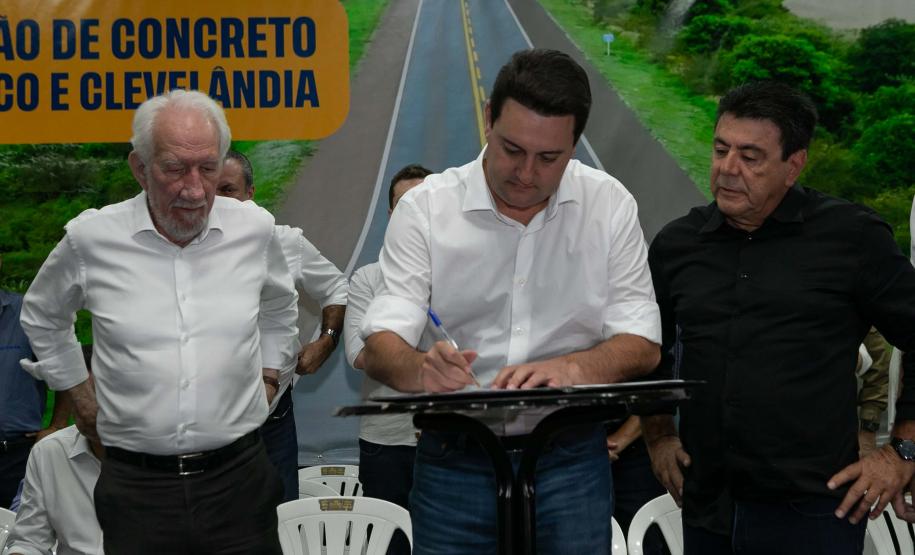 A logística do Sudoeste do Paraná vai ganhar um salto em qualidade nos próximos anos. O governador Carlos Massa Ratinho Junior iniciou nesta sexta-feira (13), por Pato Branco, uma extensa agenda voltada à melhoria da infraestrutura da região. Na cidade, ele assinou a ordem de serviço para dar início às obras de revitalização da PRC-280, agora na ligação até Clevelândia, e também lançou o edital para dar continuidade à construção do Contorno Noroeste de Pato Branco. ”Estamos falando de investimentos que pa