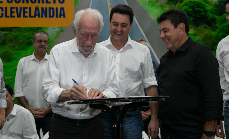 A logística do Sudoeste do Paraná vai ganhar um salto em qualidade nos próximos anos. O governador Carlos Massa Ratinho Junior iniciou nesta sexta-feira (13), por Pato Branco, uma extensa agenda voltada à melhoria da infraestrutura da região. Na cidade, ele assinou a ordem de serviço para dar início às obras de revitalização da PRC-280, agora na ligação até Clevelândia, e também lançou o edital para dar continuidade à construção do Contorno Noroeste de Pato Branco. ”Estamos falando de investimentos que pa