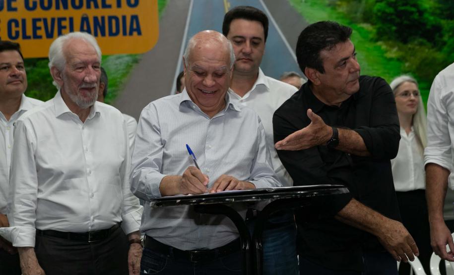 A logística do Sudoeste do Paraná vai ganhar um salto em qualidade nos próximos anos. O governador Carlos Massa Ratinho Junior iniciou nesta sexta-feira (13), por Pato Branco, uma extensa agenda voltada à melhoria da infraestrutura da região. Na cidade, ele assinou a ordem de serviço para dar início às obras de revitalização da PRC-280, agora na ligação até Clevelândia, e também lançou o edital para dar continuidade à construção do Contorno Noroeste de Pato Branco. ”Estamos falando de investimentos que pa