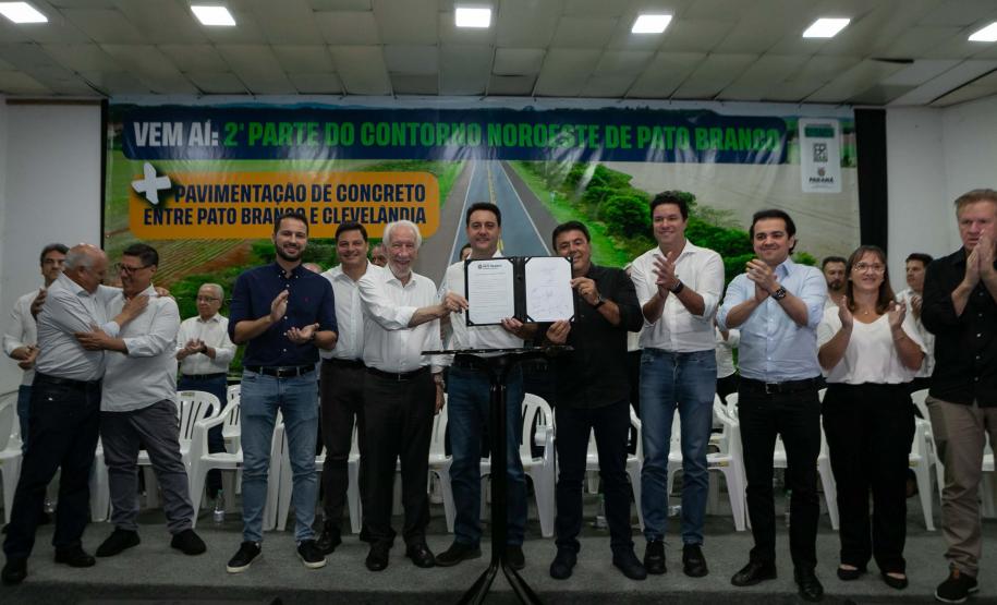 A logística do Sudoeste do Paraná vai ganhar um salto em qualidade nos próximos anos. O governador Carlos Massa Ratinho Junior iniciou nesta sexta-feira (13), por Pato Branco, uma extensa agenda voltada à melhoria da infraestrutura da região. Na cidade, ele assinou a ordem de serviço para dar início às obras de revitalização da PRC-280, agora na ligação até Clevelândia, e também lançou o edital para dar continuidade à construção do Contorno Noroeste de Pato Branco. ”Estamos falando de investimentos que pa
