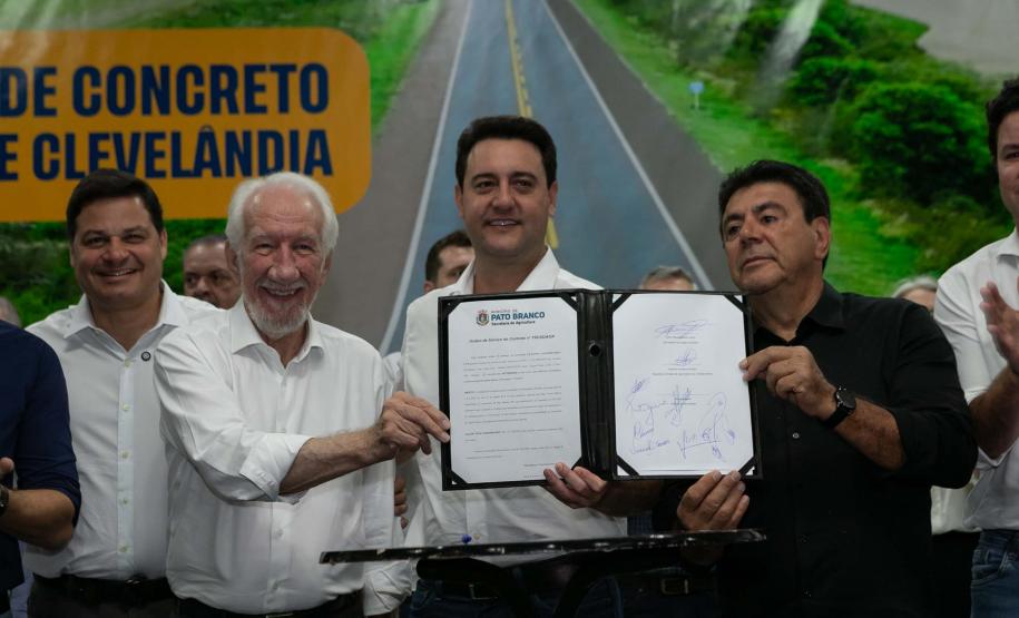 A logística do Sudoeste do Paraná vai ganhar um salto em qualidade nos próximos anos. O governador Carlos Massa Ratinho Junior iniciou nesta sexta-feira (13), por Pato Branco, uma extensa agenda voltada à melhoria da infraestrutura da região. Na cidade, ele assinou a ordem de serviço para dar início às obras de revitalização da PRC-280, agora na ligação até Clevelândia, e também lançou o edital para dar continuidade à construção do Contorno Noroeste de Pato Branco. ”Estamos falando de investimentos que pa
