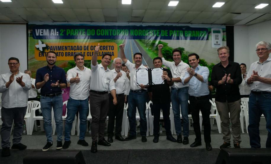 A logística do Sudoeste do Paraná vai ganhar um salto em qualidade nos próximos anos. O governador Carlos Massa Ratinho Junior iniciou nesta sexta-feira (13), por Pato Branco, uma extensa agenda voltada à melhoria da infraestrutura da região. Na cidade, ele assinou a ordem de serviço para dar início às obras de revitalização da PRC-280, agora na ligação até Clevelândia, e também lançou o edital para dar continuidade à construção do Contorno Noroeste de Pato Branco. ”Estamos falando de investimentos que pa