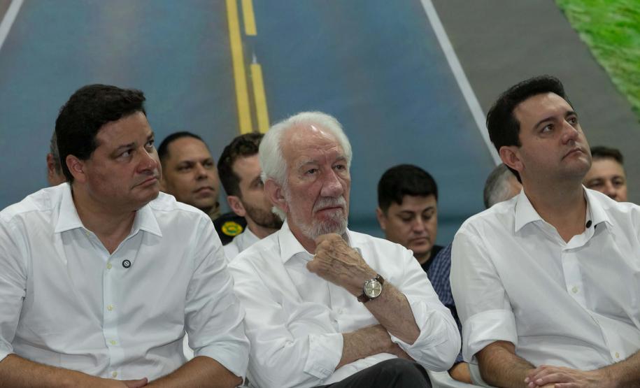 A logística do Sudoeste do Paraná vai ganhar um salto em qualidade nos próximos anos. O governador Carlos Massa Ratinho Junior iniciou nesta sexta-feira (13), por Pato Branco, uma extensa agenda voltada à melhoria da infraestrutura da região. Na cidade, ele assinou a ordem de serviço para dar início às obras de revitalização da PRC-280, agora na ligação até Clevelândia, e também lançou o edital para dar continuidade à construção do Contorno Noroeste de Pato Branco. ”Estamos falando de investimentos que pa