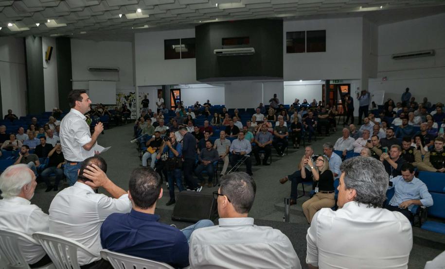 A logística do Sudoeste do Paraná vai ganhar um salto em qualidade nos próximos anos. O governador Carlos Massa Ratinho Junior iniciou nesta sexta-feira (13), por Pato Branco, uma extensa agenda voltada à melhoria da infraestrutura da região. Na cidade, ele assinou a ordem de serviço para dar início às obras de revitalização da PRC-280, agora na ligação até Clevelândia, e também lançou o edital para dar continuidade à construção do Contorno Noroeste de Pato Branco. ”Estamos falando de investimentos que pa