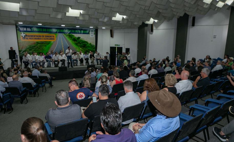 A logística do Sudoeste do Paraná vai ganhar um salto em qualidade nos próximos anos. O governador Carlos Massa Ratinho Junior iniciou nesta sexta-feira (13), por Pato Branco, uma extensa agenda voltada à melhoria da infraestrutura da região. Na cidade, ele assinou a ordem de serviço para dar início às obras de revitalização da PRC-280, agora na ligação até Clevelândia, e também lançou o edital para dar continuidade à construção do Contorno Noroeste de Pato Branco. ”Estamos falando de investimentos que pa