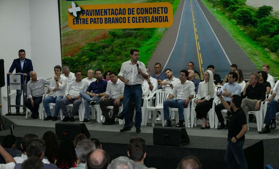 A logística do Sudoeste do Paraná vai ganhar um salto em qualidade nos próximos anos. O governador Carlos Massa Ratinho Junior iniciou nesta sexta-feira (13), por Pato Branco, uma extensa agenda voltada à melhoria da infraestrutura da região. Na cidade, ele assinou a ordem de serviço para dar início às obras de revitalização da PRC-280, agora na ligação até Clevelândia, e também lançou o edital para dar continuidade à construção do Contorno Noroeste de Pato Branco. ”Estamos falando de investimentos que pa
