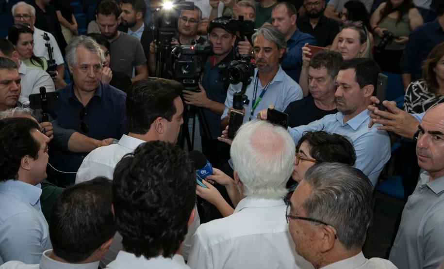 A logística do Sudoeste do Paraná vai ganhar um salto em qualidade nos próximos anos. O governador Carlos Massa Ratinho Junior iniciou nesta sexta-feira (13), por Pato Branco, uma extensa agenda voltada à melhoria da infraestrutura da região. Na cidade, ele assinou a ordem de serviço para dar início às obras de revitalização da PRC-280, agora na ligação até Clevelândia, e também lançou o edital para dar continuidade à construção do Contorno Noroeste de Pato Branco. ”Estamos falando de investimentos que pa