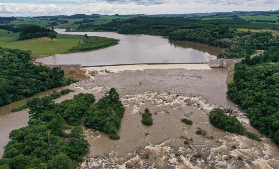 O governador Carlos Massa Ratinho Junior participou nesta sexta-feira (13) da inauguração da Pequena Central Hidrelétrica (PCH) Tito, em Clevelândia, na região Sudoeste do Paraná. A unidade, que fica às margens do Rio Chopim, tem capacidade instalada de 30 Megawatts, que é suficiente para atender cerca de 75 mil residências. A PCH Tito é fruto de um investimento privado de cerca de R$ 240 milhões feito pela família Carraro, que também atua na região na produção de papel. Entre obras e operação da central,