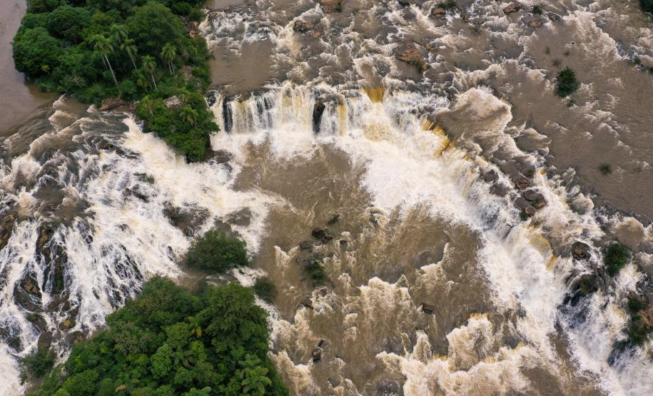 O governador Carlos Massa Ratinho Junior participou nesta sexta-feira (13) da inauguração da Pequena Central Hidrelétrica (PCH) Tito, em Clevelândia, na região Sudoeste do Paraná. A unidade, que fica às margens do Rio Chopim, tem capacidade instalada de 30 Megawatts, que é suficiente para atender cerca de 75 mil residências. A PCH Tito é fruto de um investimento privado de cerca de R$ 240 milhões feito pela família Carraro, que também atua na região na produção de papel. Entre obras e operação da central,