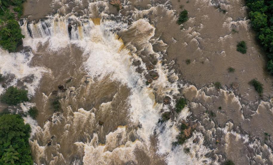 O governador Carlos Massa Ratinho Junior participou nesta sexta-feira (13) da inauguração da Pequena Central Hidrelétrica (PCH) Tito, em Clevelândia, na região Sudoeste do Paraná. A unidade, que fica às margens do Rio Chopim, tem capacidade instalada de 30 Megawatts, que é suficiente para atender cerca de 75 mil residências. A PCH Tito é fruto de um investimento privado de cerca de R$ 240 milhões feito pela família Carraro, que também atua na região na produção de papel. Entre obras e operação da central,