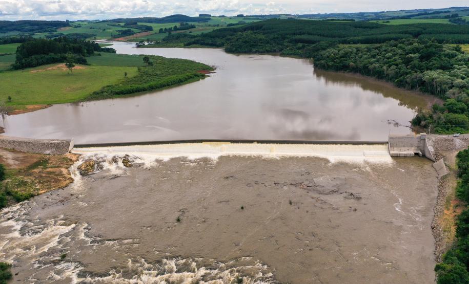 O governador Carlos Massa Ratinho Junior participou nesta sexta-feira (13) da inauguração da Pequena Central Hidrelétrica (PCH) Tito, em Clevelândia, na região Sudoeste do Paraná. A unidade, que fica às margens do Rio Chopim, tem capacidade instalada de 30 Megawatts, que é suficiente para atender cerca de 75 mil residências. A PCH Tito é fruto de um investimento privado de cerca de R$ 240 milhões feito pela família Carraro, que também atua na região na produção de papel. Entre obras e operação da central,