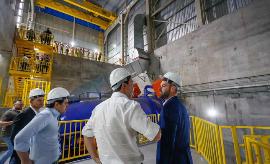 O governador Carlos Massa Ratinho Junior participou nesta sexta-feira (13) da inauguração da Pequena Central Hidrelétrica (PCH) Tito, em Clevelândia, na região Sudoeste do Paraná. A unidade, que fica às margens do Rio Chopim, tem capacidade instalada de 30 Megawatts, que é suficiente para atender cerca de 75 mil residências. A PCH Tito é fruto de um investimento privado de cerca de R$ 240 milhões feito pela família Carraro, que também atua na região na produção de papel. Entre obras e operação da central,