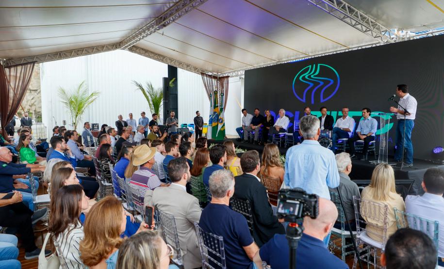 O governador Carlos Massa Ratinho Junior participou nesta sexta-feira (13) da inauguração da Pequena Central Hidrelétrica (PCH) Tito, em Clevelândia, na região Sudoeste do Paraná. A unidade, que fica às margens do Rio Chopim, tem capacidade instalada de 30 Megawatts, que é suficiente para atender cerca de 75 mil residências. A PCH Tito é fruto de um investimento privado de cerca de R$ 240 milhões feito pela família Carraro, que também atua na região na produção de papel. Entre obras e operação da central,