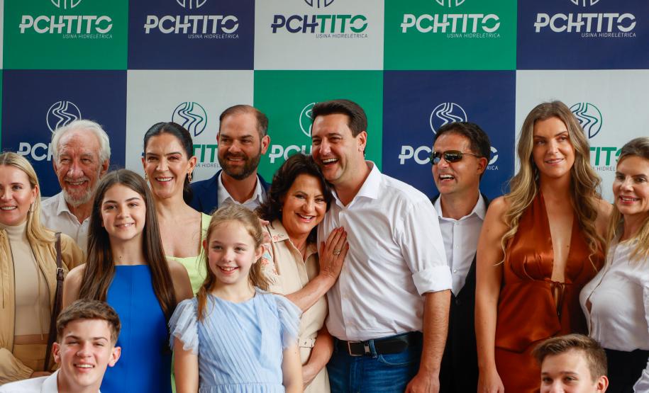 O governador Carlos Massa Ratinho Junior participou nesta sexta-feira (13) da inauguração da Pequena Central Hidrelétrica (PCH) Tito, em Clevelândia, na região Sudoeste do Paraná. A unidade, que fica às margens do Rio Chopim, tem capacidade instalada de 30 Megawatts, que é suficiente para atender cerca de 75 mil residências. A PCH Tito é fruto de um investimento privado de cerca de R$ 240 milhões feito pela família Carraro, que também atua na região na produção de papel. Entre obras e operação da central,