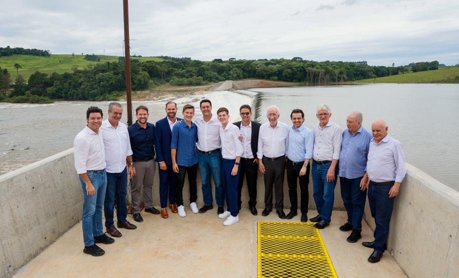 O governador Carlos Massa Ratinho Junior participou nesta sexta-feira (13) da inauguração da Pequena Central Hidrelétrica (PCH) Tito, em Clevelândia, na região Sudoeste do Paraná. A unidade, que fica às margens do Rio Chopim, tem capacidade instalada de 30 Megawatts, que é suficiente para atender cerca de 75 mil residências. A PCH Tito é fruto de um investimento privado de cerca de R$ 240 milhões feito pela família Carraro, que também atua na região na produção de papel. Entre obras e operação da central,
