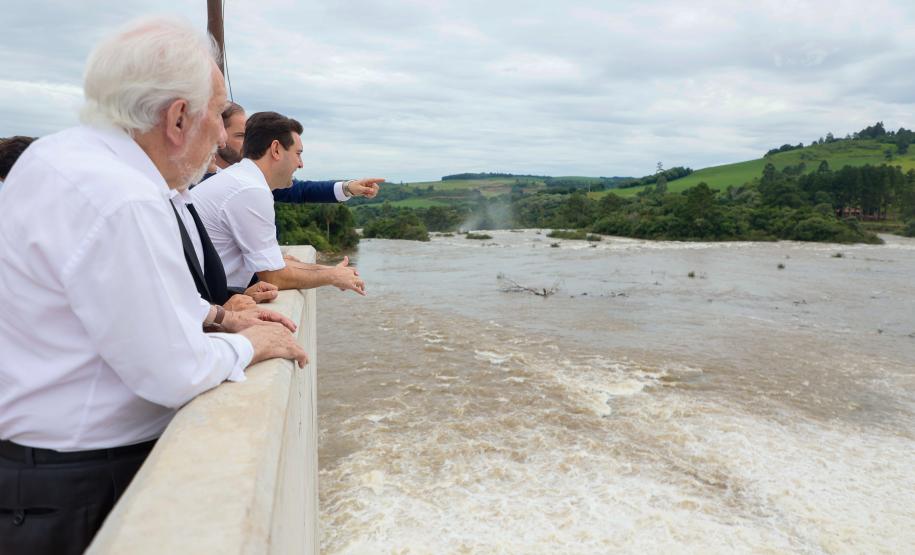 O governador Carlos Massa Ratinho Junior participou nesta sexta-feira (13) da inauguração da Pequena Central Hidrelétrica (PCH) Tito, em Clevelândia, na região Sudoeste do Paraná. A unidade, que fica às margens do Rio Chopim, tem capacidade instalada de 30 Megawatts, que é suficiente para atender cerca de 75 mil residências. A PCH Tito é fruto de um investimento privado de cerca de R$ 240 milhões feito pela família Carraro, que também atua na região na produção de papel. Entre obras e operação da central,