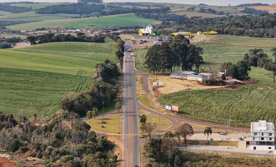 A logística do Sudoeste do Paraná vai ganhar um salto em qualidade nos próximos anos. O governador Carlos Massa Ratinho Junior iniciou nesta sexta-feira (13), por Pato Branco, uma extensa agenda voltada à melhoria da infraestrutura da região. Na cidade, ele assinou a ordem de serviço para dar início às obras de revitalização da PRC-280, agora na ligação até Clevelândia, e também lançou o edital para dar continuidade à construção do Contorno Noroeste de Pato Branco. ”Estamos falando de investimentos que pa