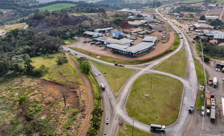 A logística do Sudoeste do Paraná vai ganhar um salto em qualidade nos próximos anos. O governador Carlos Massa Ratinho Junior iniciou nesta sexta-feira (13), por Pato Branco, uma extensa agenda voltada à melhoria da infraestrutura da região. Na cidade, ele assinou a ordem de serviço para dar início às obras de revitalização da PRC-280, agora na ligação até Clevelândia, e também lançou o edital para dar continuidade à construção do Contorno Noroeste de Pato Branco. ”Estamos falando de investimentos que pa