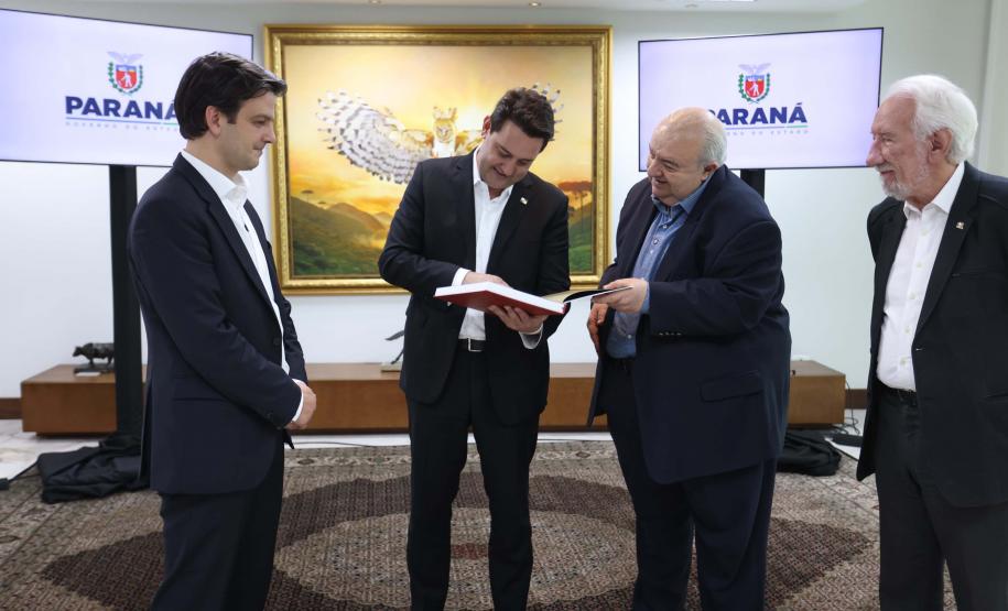 Governador Ratinho Junior recebe a medalha da Ordem Municipal da Luz dos Pinhais