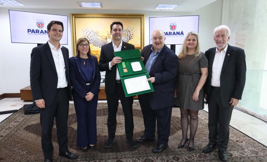 Governador Ratinho Junior recebe a medalha da Ordem Municipal da Luz dos Pinhais