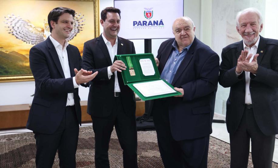 Governador Ratinho Junior recebe a medalha da Ordem Municipal da Luz dos Pinhais