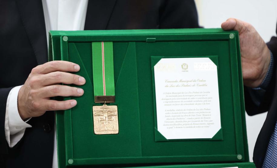 Governador Ratinho Junior recebe a medalha da Ordem Municipal da Luz dos Pinhais