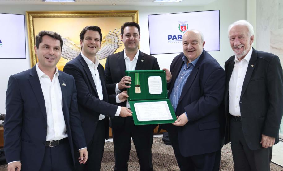 Governador Ratinho Junior recebe a medalha da Ordem Municipal da Luz dos Pinhais