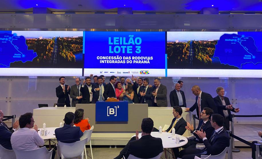 Com desconto de 26,6% em relação ao valor da tarifa de referência estipulada em edital (R$ 0,14596), a CCR S.A foi a vencedora do leilão do Lote 3 do novo pacote de concessões rodoviárias do Paraná, realizado nesta quinta-feira (12), na sede da B3, a Bolsa de Valores do Brasil, em São Paulo. Ele conecta a segunda cidade mais populosa do Estado, Londrina, com Curitiba e o Porto de Paranaguá. Com a proposta, os descontos em relação às antigas tarifas praticadas no trecho, se estivessem vigentes, podem ser de