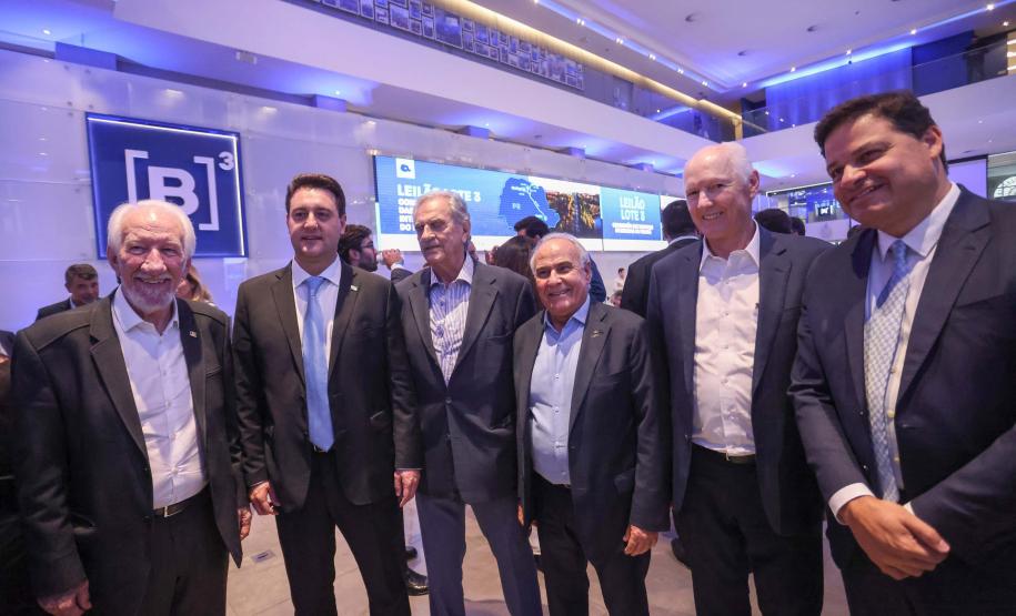 Com desconto de 26,6% em relação ao valor da tarifa de referência estipulada em edital (R$ 0,14596), a CCR S.A foi a vencedora do leilão do Lote 3 do novo pacote de concessões rodoviárias do Paraná, realizado nesta quinta-feira (12), na sede da B3, a Bolsa de Valores do Brasil, em São Paulo. Ele conecta a segunda cidade mais populosa do Estado, Londrina, com Curitiba e o Porto de Paranaguá. Com a proposta, os descontos em relação às antigas tarifas praticadas no trecho, se estivessem vigentes, podem ser de