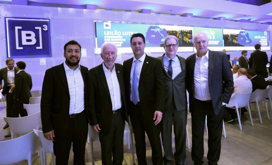 Com desconto de 26,6% em relação ao valor da tarifa de referência estipulada em edital (R$ 0,14596), a CCR S.A foi a vencedora do leilão do Lote 3 do novo pacote de concessões rodoviárias do Paraná, realizado nesta quinta-feira (12), na sede da B3, a Bolsa de Valores do Brasil, em São Paulo. Ele conecta a segunda cidade mais populosa do Estado, Londrina, com Curitiba e o Porto de Paranaguá. Com a proposta, os descontos em relação às antigas tarifas praticadas no trecho, se estivessem vigentes, podem ser de