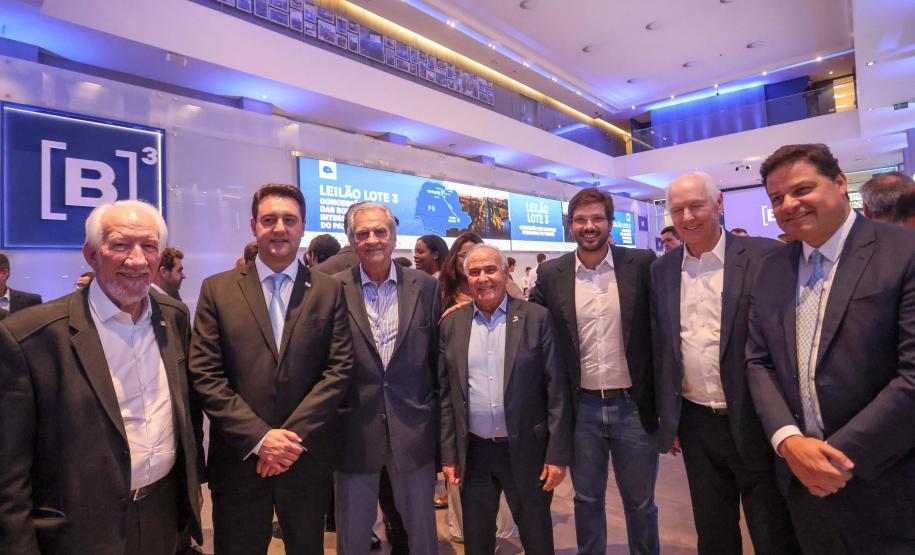 Com desconto de 26,6% em relação ao valor da tarifa de referência estipulada em edital (R$ 0,14596), a CCR S.A foi a vencedora do leilão do Lote 3 do novo pacote de concessões rodoviárias do Paraná, realizado nesta quinta-feira (12), na sede da B3, a Bolsa de Valores do Brasil, em São Paulo. Ele conecta a segunda cidade mais populosa do Estado, Londrina, com Curitiba e o Porto de Paranaguá. Com a proposta, os descontos em relação às antigas tarifas praticadas no trecho, se estivessem vigentes, podem ser de