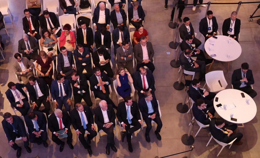 Com desconto de 26,6% em relação ao valor da tarifa de referência estipulada em edital (R$ 0,14596), a CCR S.A foi a vencedora do leilão do Lote 3 do novo pacote de concessões rodoviárias do Paraná, realizado nesta quinta-feira (12), na sede da B3, a Bolsa de Valores do Brasil, em São Paulo. Ele conecta a segunda cidade mais populosa do Estado, Londrina, com Curitiba e o Porto de Paranaguá. Com a proposta, os descontos em relação às antigas tarifas praticadas no trecho, se estivessem vigentes, podem ser de