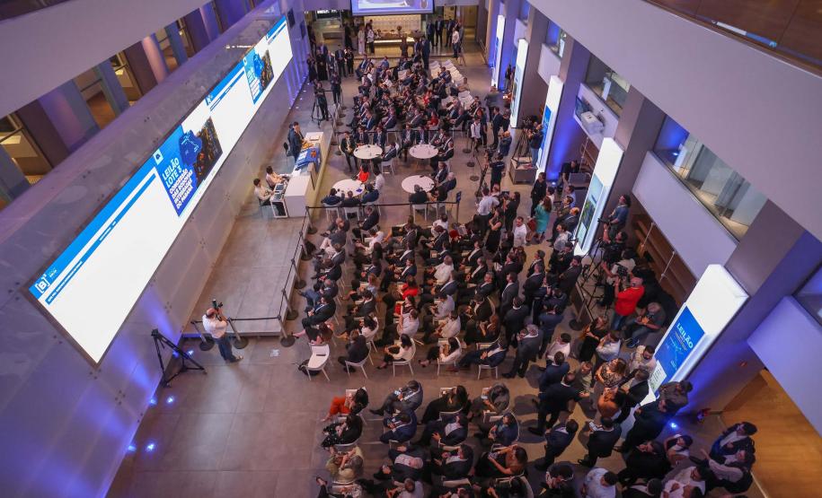 Com desconto de 26,6% em relação ao valor da tarifa de referência estipulada em edital (R$ 0,14596), a CCR S.A foi a vencedora do leilão do Lote 3 do novo pacote de concessões rodoviárias do Paraná, realizado nesta quinta-feira (12), na sede da B3, a Bolsa de Valores do Brasil, em São Paulo. Ele conecta a segunda cidade mais populosa do Estado, Londrina, com Curitiba e o Porto de Paranaguá. Com a proposta, os descontos em relação às antigas tarifas praticadas no trecho, se estivessem vigentes, podem ser de