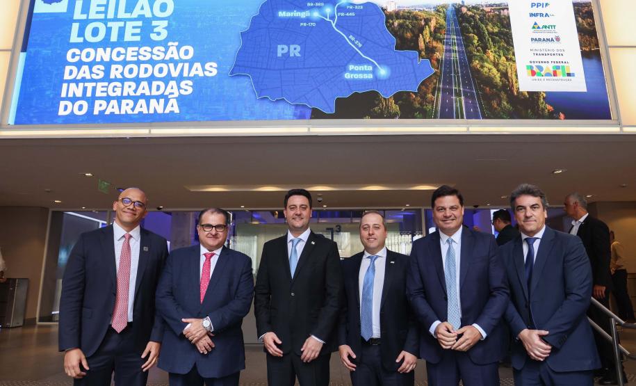 Com desconto de 26,6% em relação ao valor da tarifa de referência estipulada em edital (R$ 0,14596), a CCR S.A foi a vencedora do leilão do Lote 3 do novo pacote de concessões rodoviárias do Paraná, realizado nesta quinta-feira (12), na sede da B3, a Bolsa de Valores do Brasil, em São Paulo. Ele conecta a segunda cidade mais populosa do Estado, Londrina, com Curitiba e o Porto de Paranaguá. Com a proposta, os descontos em relação às antigas tarifas praticadas no trecho, se estivessem vigentes, podem ser de