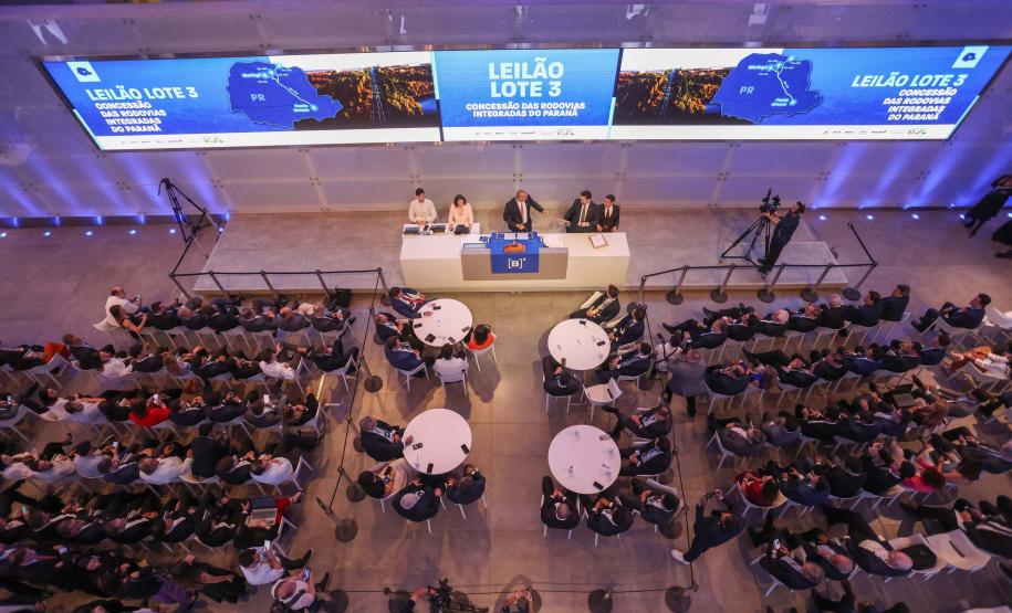 Com desconto de 26,6% em relação ao valor da tarifa de referência estipulada em edital (R$ 0,14596), a CCR S.A foi a vencedora do leilão do Lote 3 do novo pacote de concessões rodoviárias do Paraná, realizado nesta quinta-feira (12), na sede da B3, a Bolsa de Valores do Brasil, em São Paulo. Ele conecta a segunda cidade mais populosa do Estado, Londrina, com Curitiba e o Porto de Paranaguá. Com a proposta, os descontos em relação às antigas tarifas praticadas no trecho, se estivessem vigentes, podem ser de