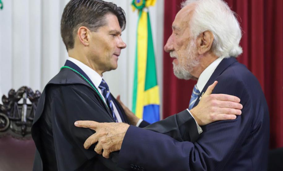 Piana enfatiza trabalho do TCE para a sociedade na posse do novo presidente