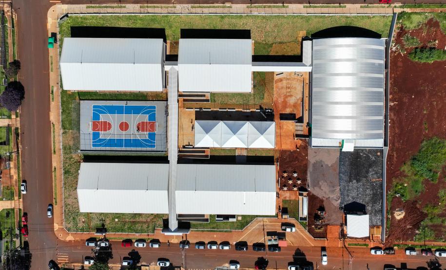 Com investimento de R$ 13,5 milhões, Estado inaugura escola para 3 mil alunos em Cascavel