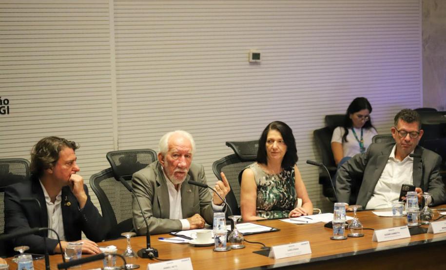 Paraná debate logística reversa com cadeia de fabricantes de baterias